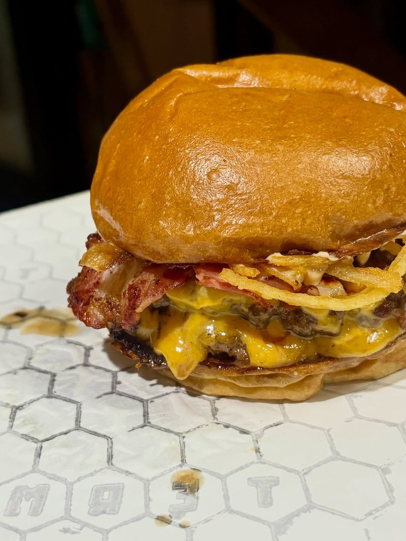Burger MAASH con cheddar y panceta
